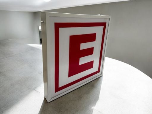 Eczane E Logo